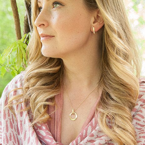 Martina Hamilton Heaven | 9ct Solid Gold Circle with Bar Pendant