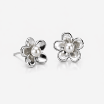 Martina Hamilton Forget Me Not | Sterling Silver and Pearl Stud Earrings Small