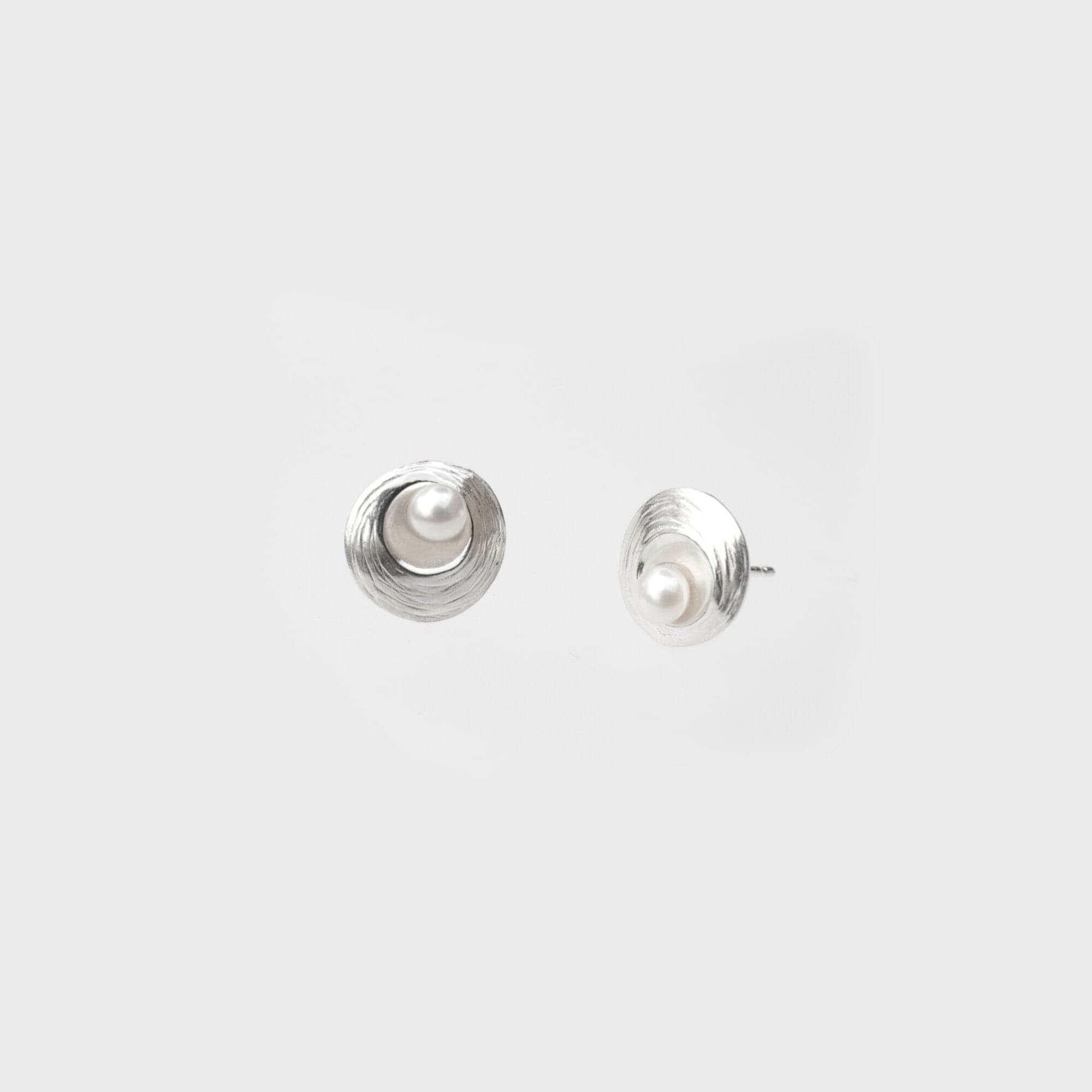 Martina Hamilton Oyster Pearl | Sterling Silver and Pearl Stud Earrings Petite