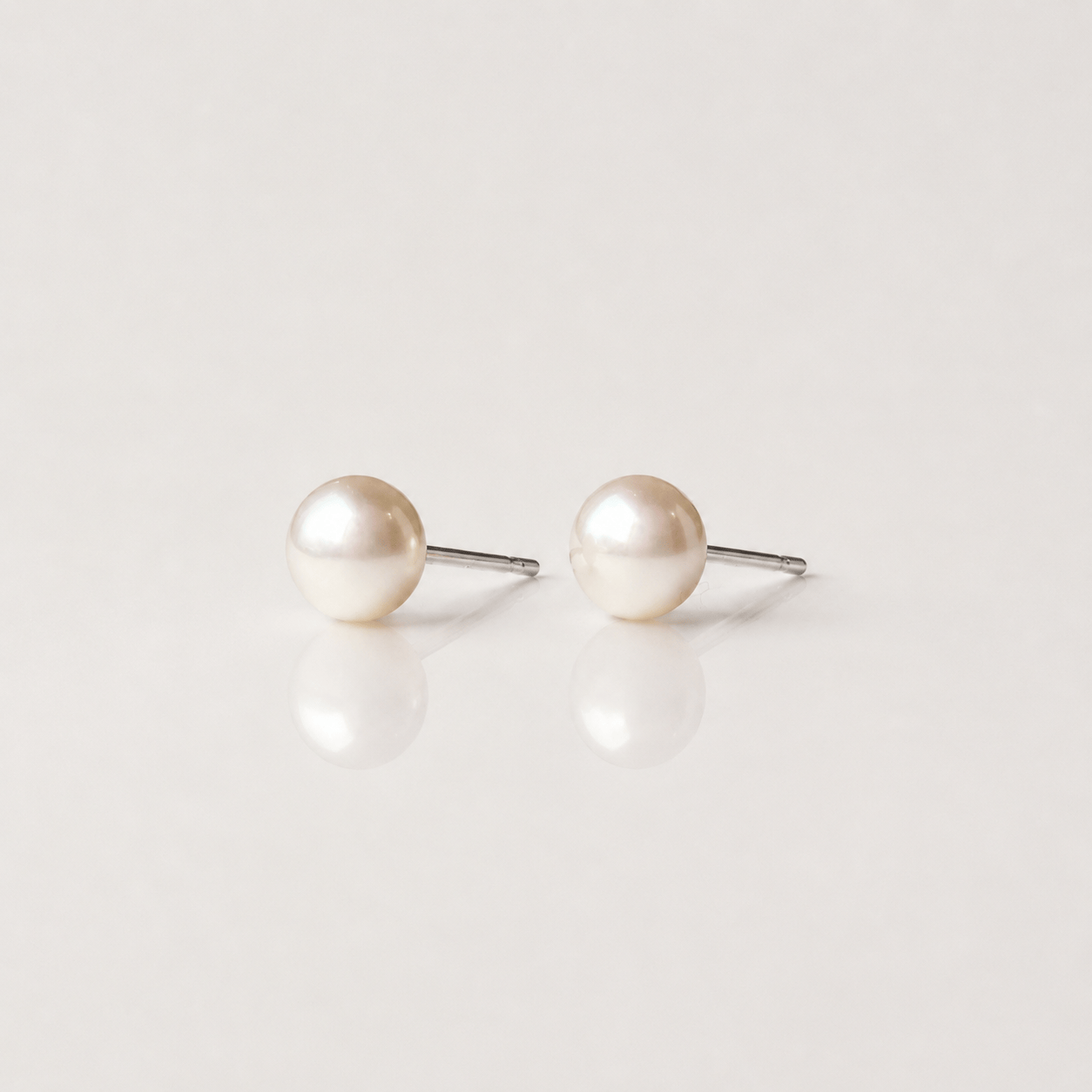 Martina Hamilton Pearl | Stud Earrings
