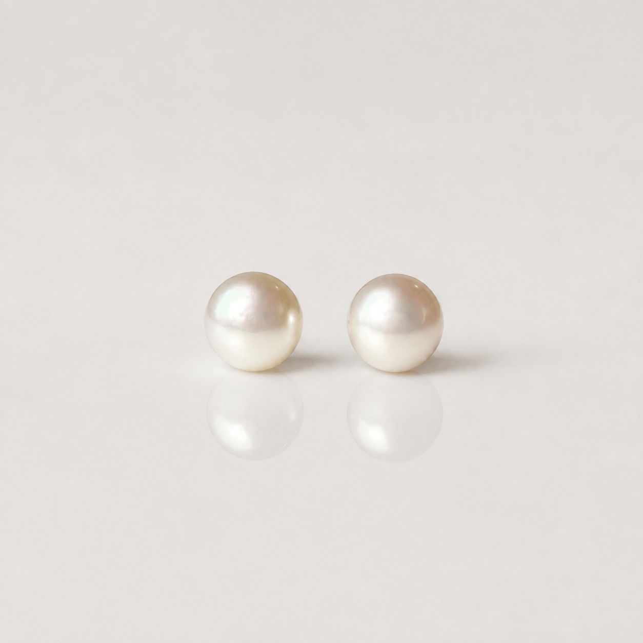 Martina Hamilton Pearl | Stud Earrings