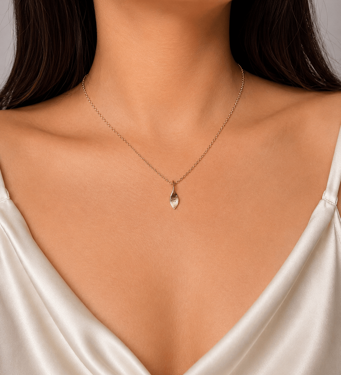 Martina Hamilton Bean Rí | 9ct Solid Gold Pendant Petite