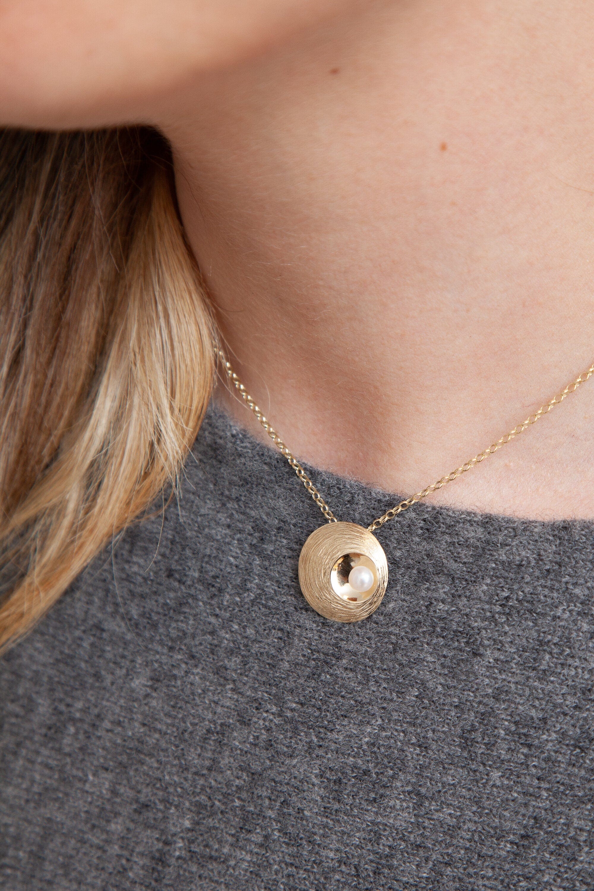Martina Hamilton Oyster Pearl | 9ct Solid Gold and Pearl Pendant Medium