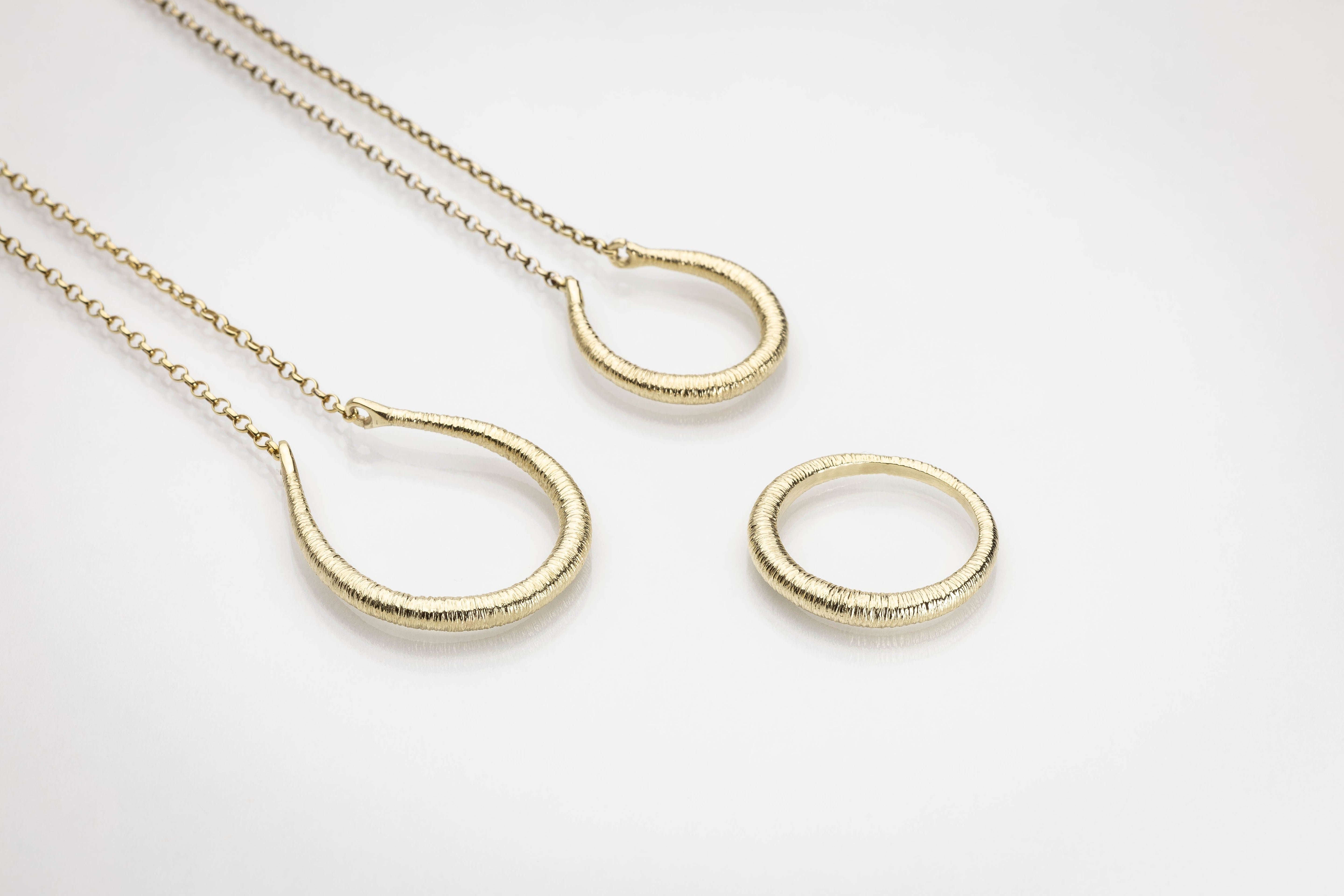 Martina Hamilton Síoda | 9ct Solid Gold Torc Pendant Medium