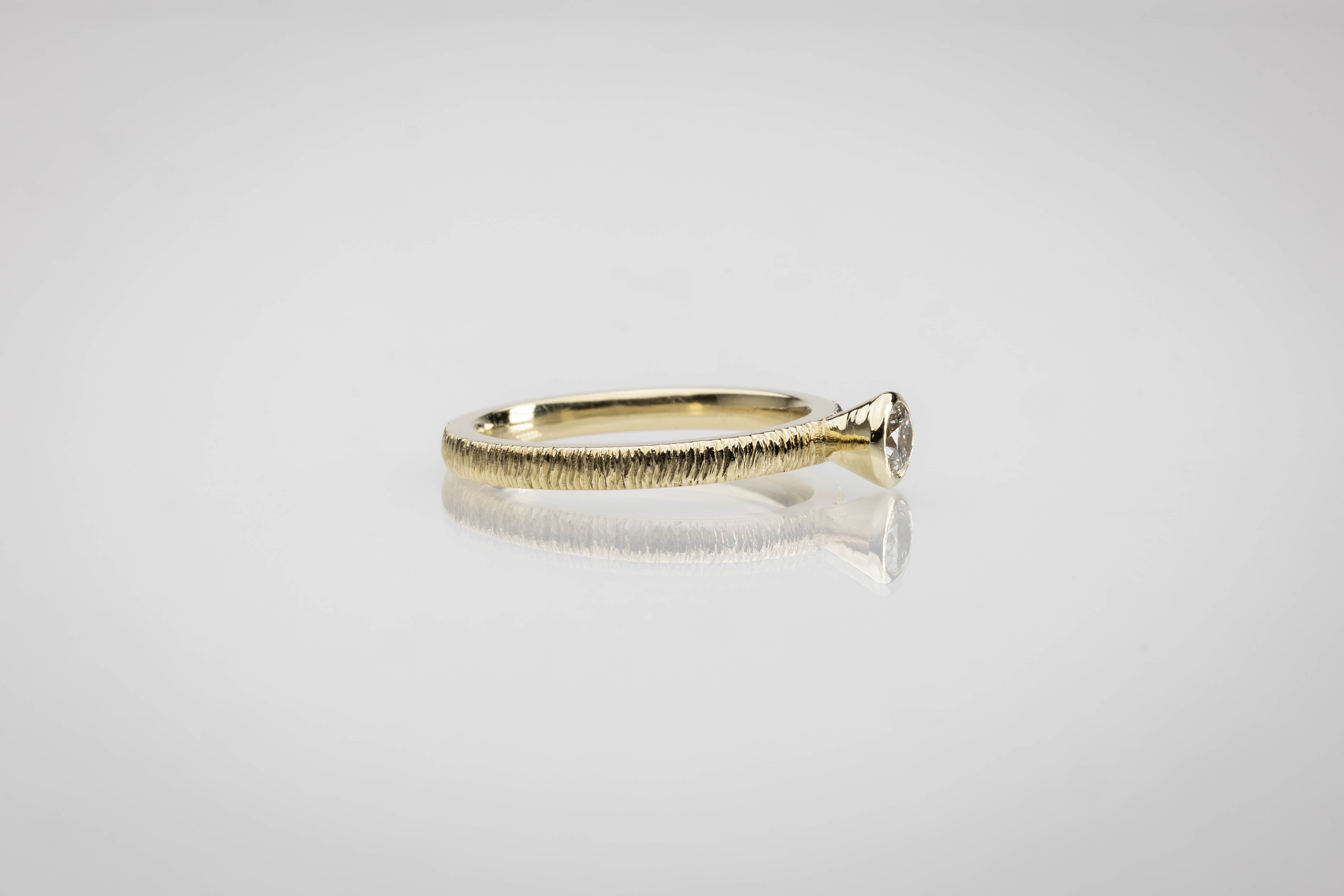 Martina Hamilton Ériu | 4mm Lab Diamond Solid Gold Ring