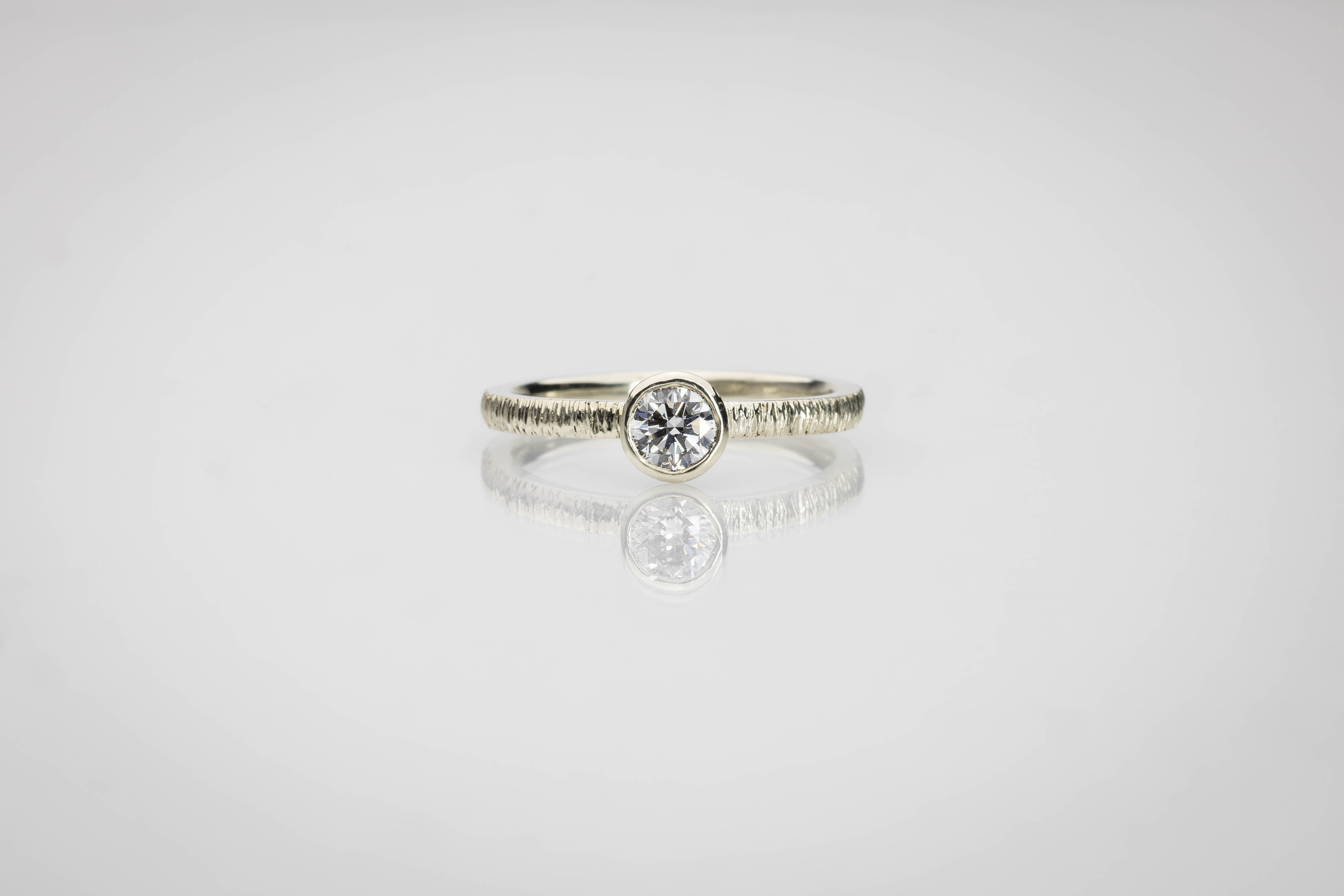 Martina Hamilton Ériu | 5mm Lab Diamond Solid Gold Ring