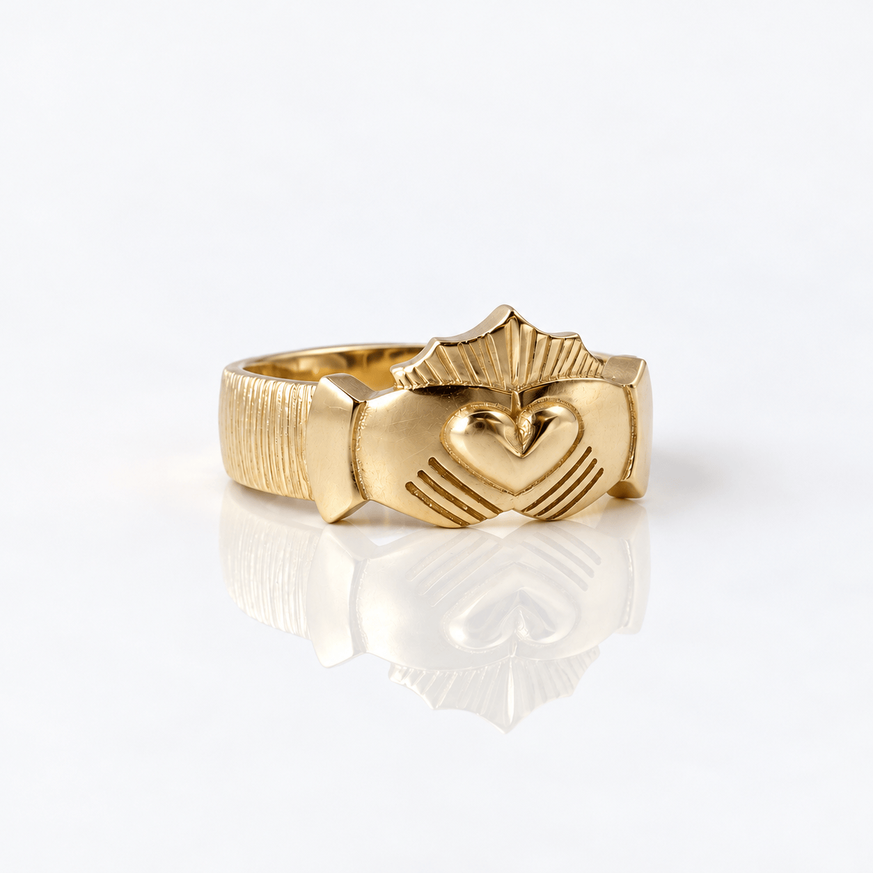 Martina Hamilton Ériu | Claddagh Solid Gold Ring